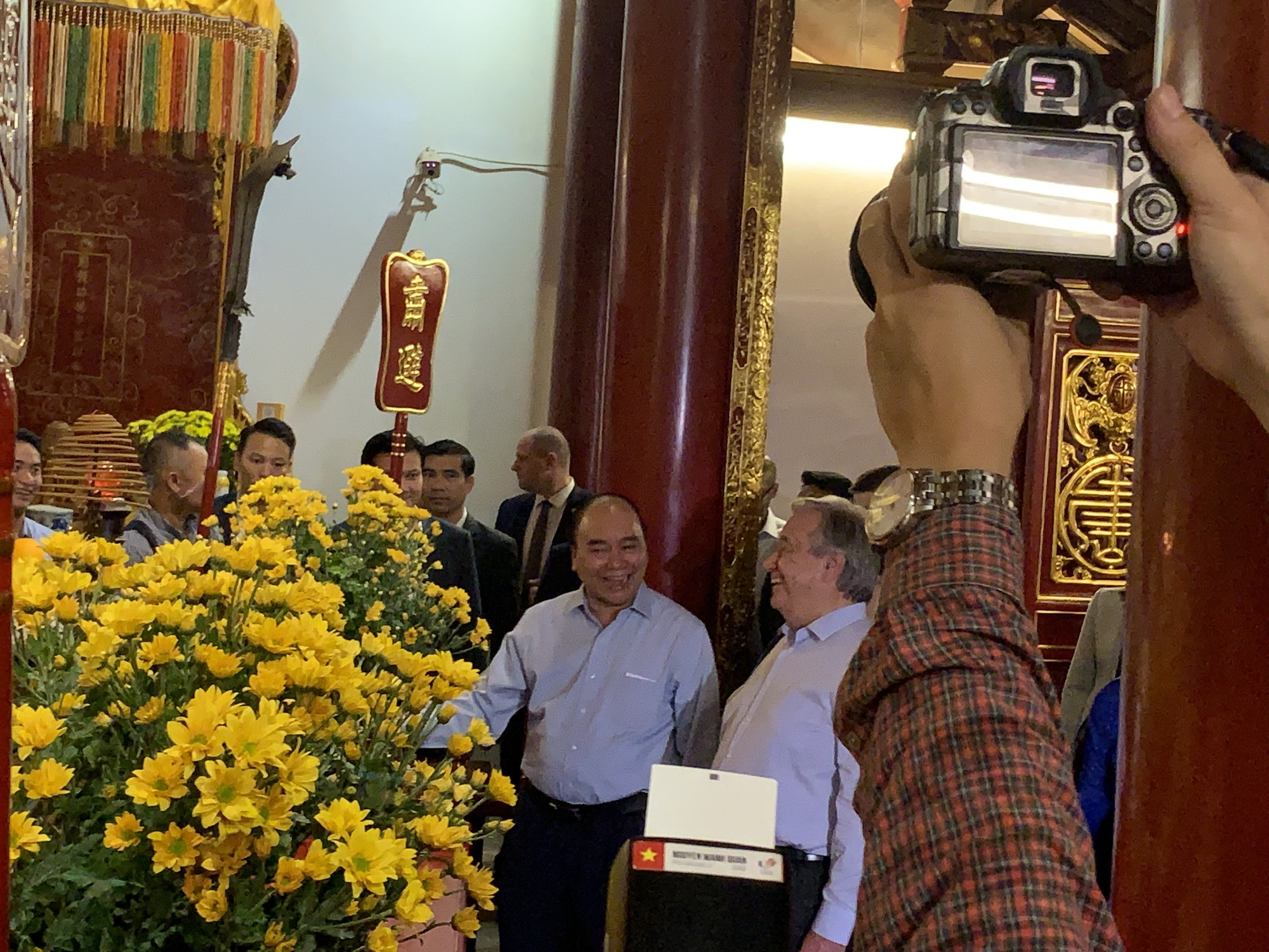 Giữa thành phố vì hòa bình, Tổng thư ký LHQ thăm Văn Miếu, trò chuyện với người dân bên Hồ Gươm - Ảnh 20.