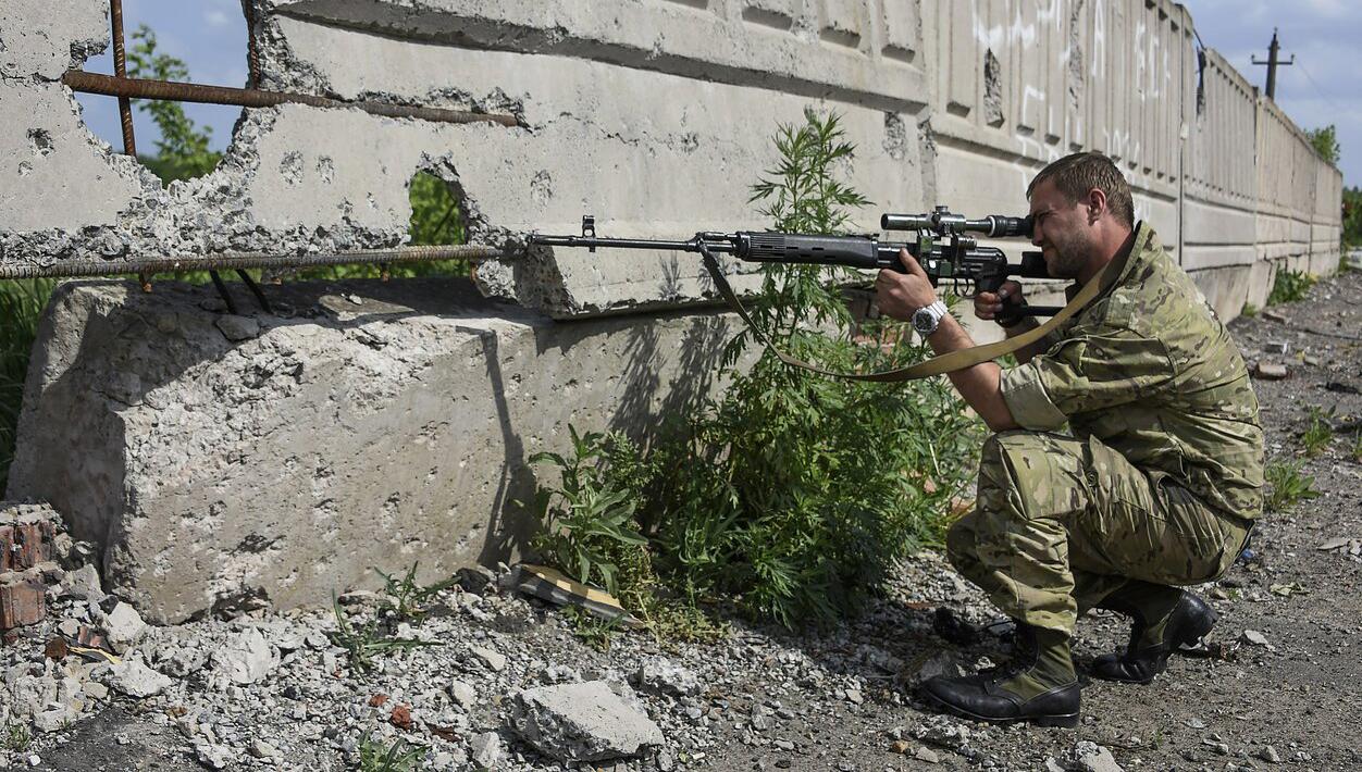 Ông Putin thử súng bắn tỉa huyền thoại Liên Xô SVD khi thị sát thao trường tân binh - Ảnh 17.