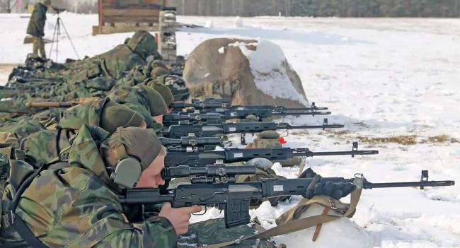 Ông Putin thử súng bắn tỉa huyền thoại Liên Xô SVD khi thị sát thao trường tân binh - Ảnh 20.