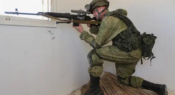 Ông Putin thử súng bắn tỉa huyền thoại Liên Xô SVD khi thị sát thao trường tân binh - Ảnh 23.