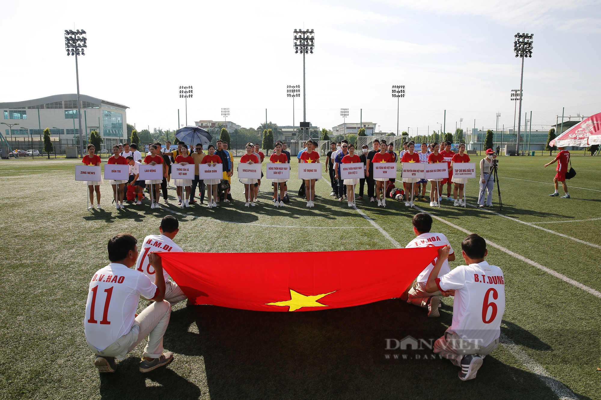 Hình ảnh Lễ khai mạc Giải bóng đá Báo NTNN/Dân Việt - tranh cúp mùa Thu lần thứ 13 - Ảnh 4.