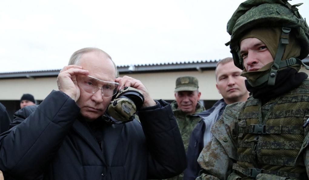 Ông Putin thử súng bắn tỉa huyền thoại Liên Xô SVD khi thị sát thao trường tân binh - Ảnh 3.