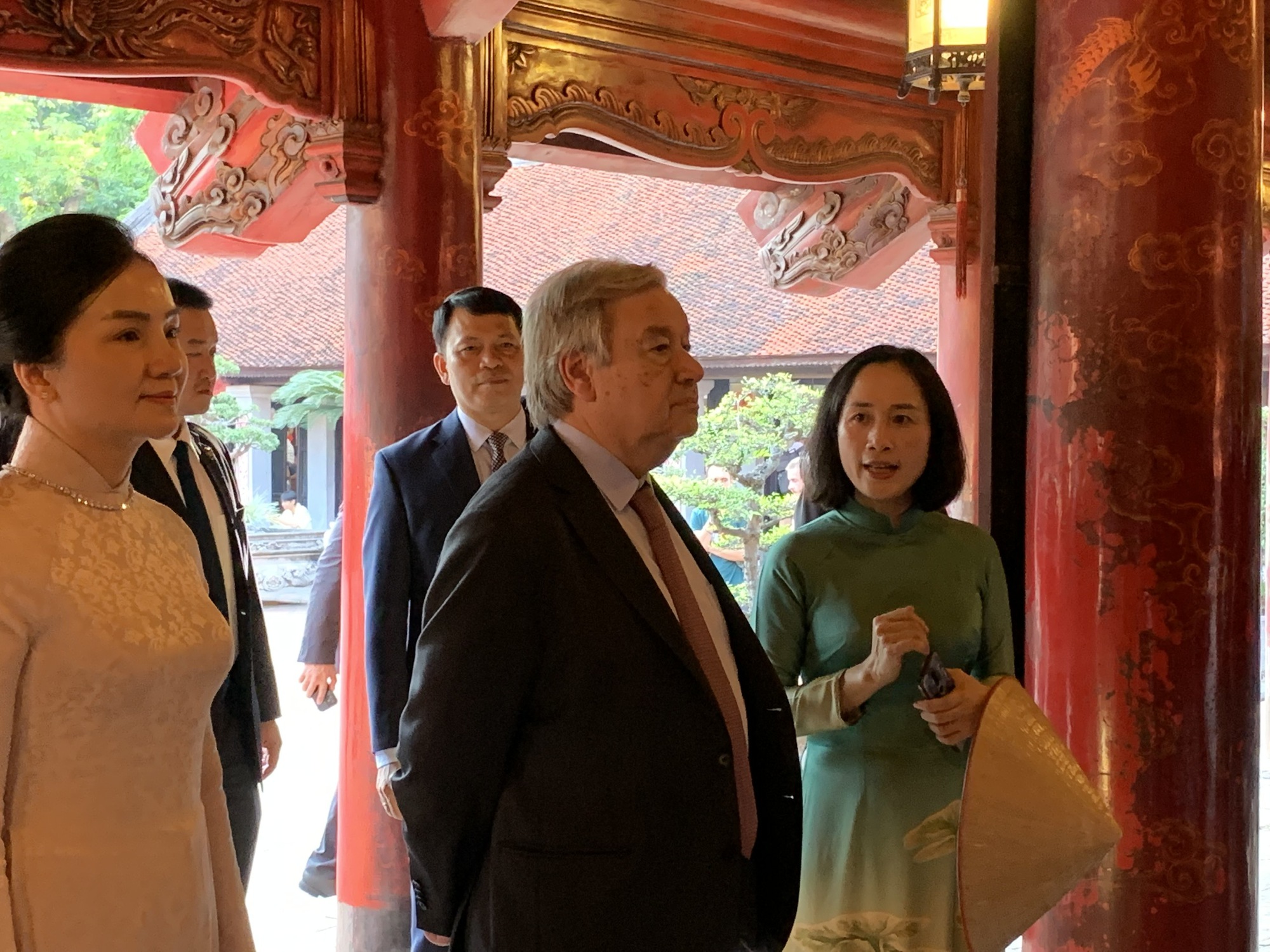 Giữa thành phố vì hòa bình, Tổng thư ký LHQ thăm Văn Miếu, trò chuyện với người dân bên Hồ Gươm - Ảnh 4.