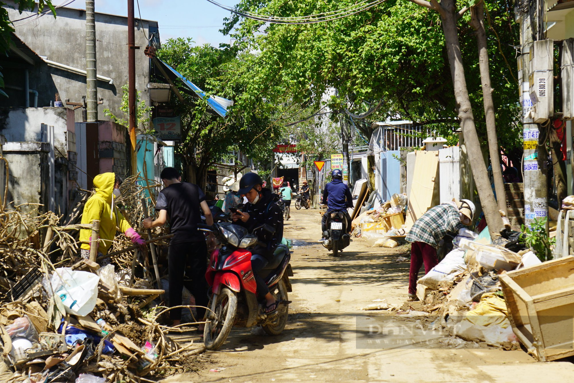 Người đàn ông 60 tuổi xin nghỉ việc, giúp người dân dọn dẹp rác sau lũ tại Đà Nẵng - Ảnh 1.