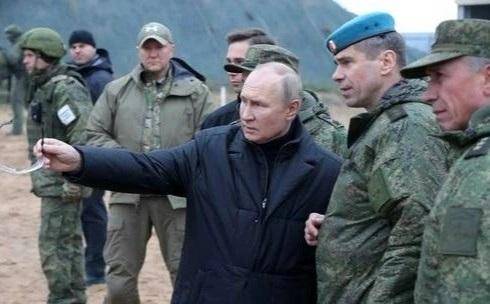 Ông Putin thử súng bắn tỉa huyền thoại Liên Xô SVD khi thị sát thao trường tân binh - Ảnh 4.