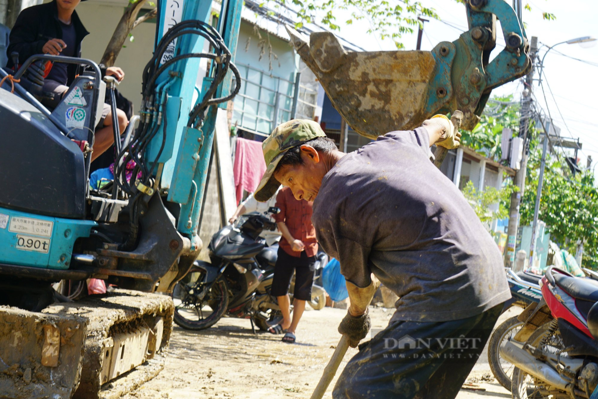 Người đàn ông 60 tuổi xin nghỉ việc, giúp người dân dọn dẹp rác sau lũ tại Đà Nẵng - Ảnh 2.