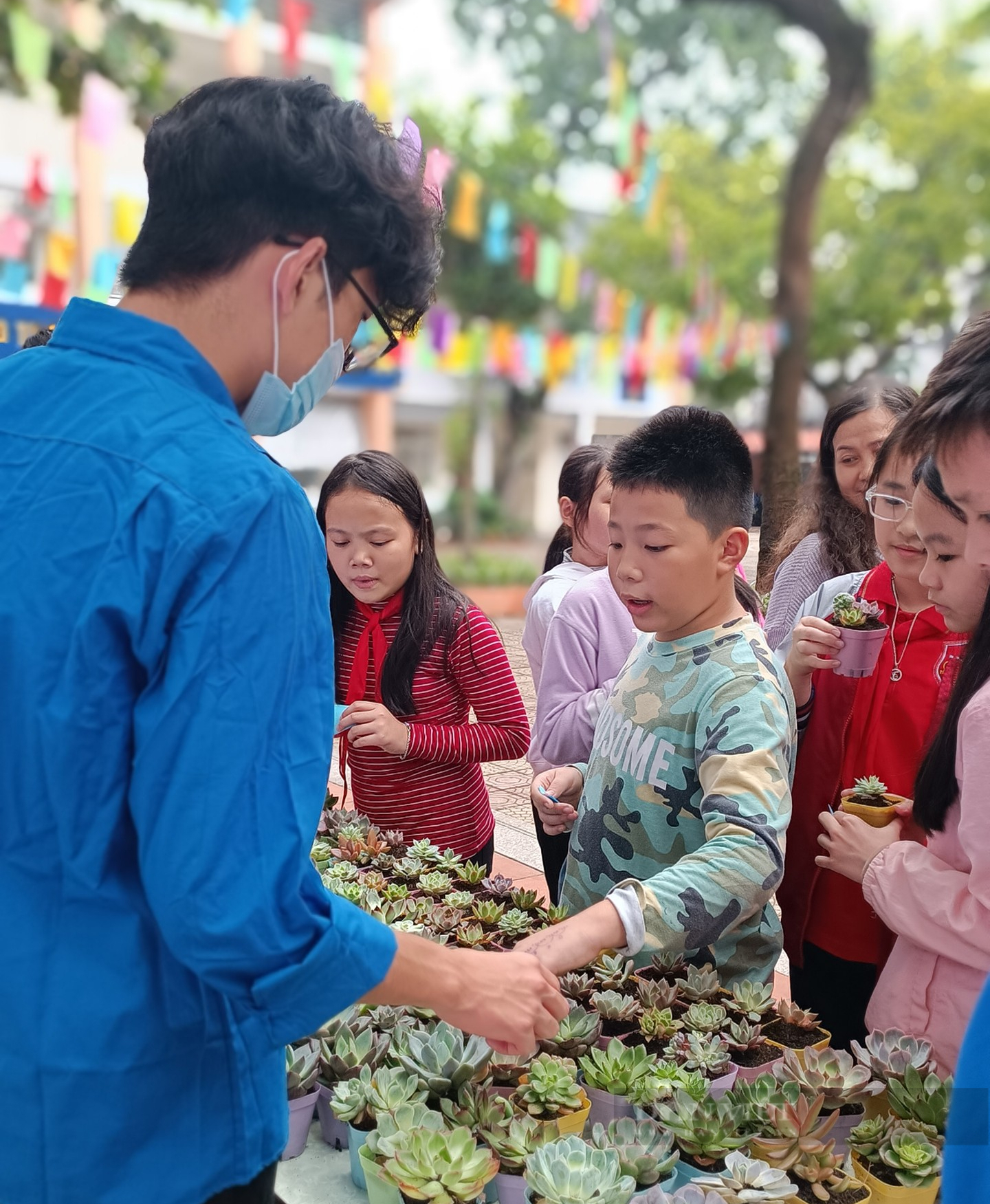 Học sinh Hà Nội thích thú đổi giấy và phế liệu lấy 1 đồ vật yêu thích - Ảnh 2.