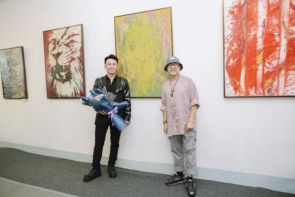 Họa sĩ Phạm Hồng Minh vẽ tranh trình diễn độc và lạ tại triển lãm 'Sống' - Ảnh 3.