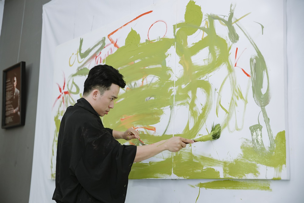 Họa sĩ Phạm Hồng Minh vẽ tranh trình diễn độc và lạ tại triển lãm 'Sống' - Ảnh 2.