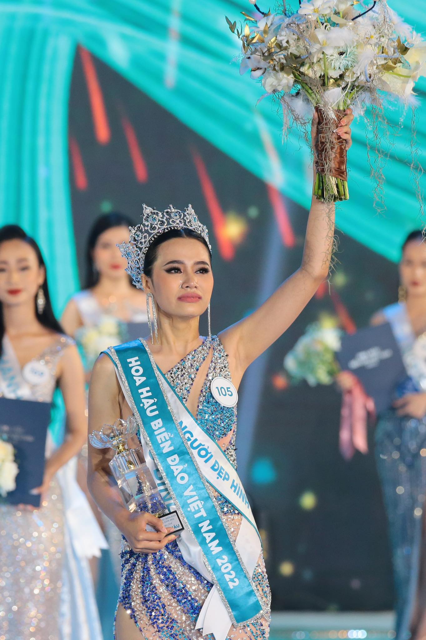 Đinh Như Phương bật khóc khi nhận vương miện Hoa hậu Biển Đảo Việt Nam 2022 giá trị 3,9 tỷ đồng - Ảnh 10.