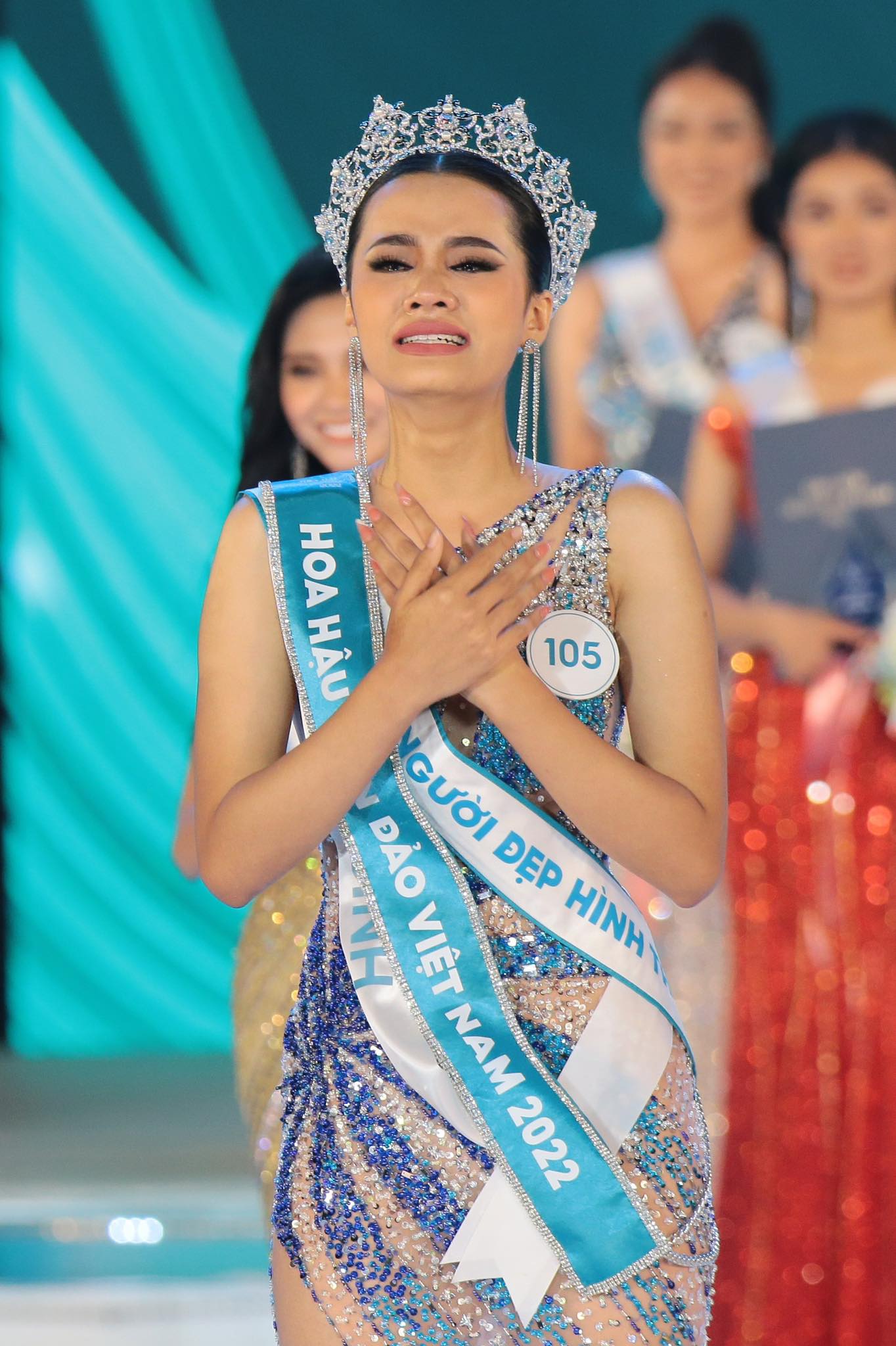 Đinh Như Phương bật khóc khi nhận vương miện Hoa hậu Biển Đảo Việt Nam 2022 giá trị 3,9 tỷ đồng - Ảnh 1.