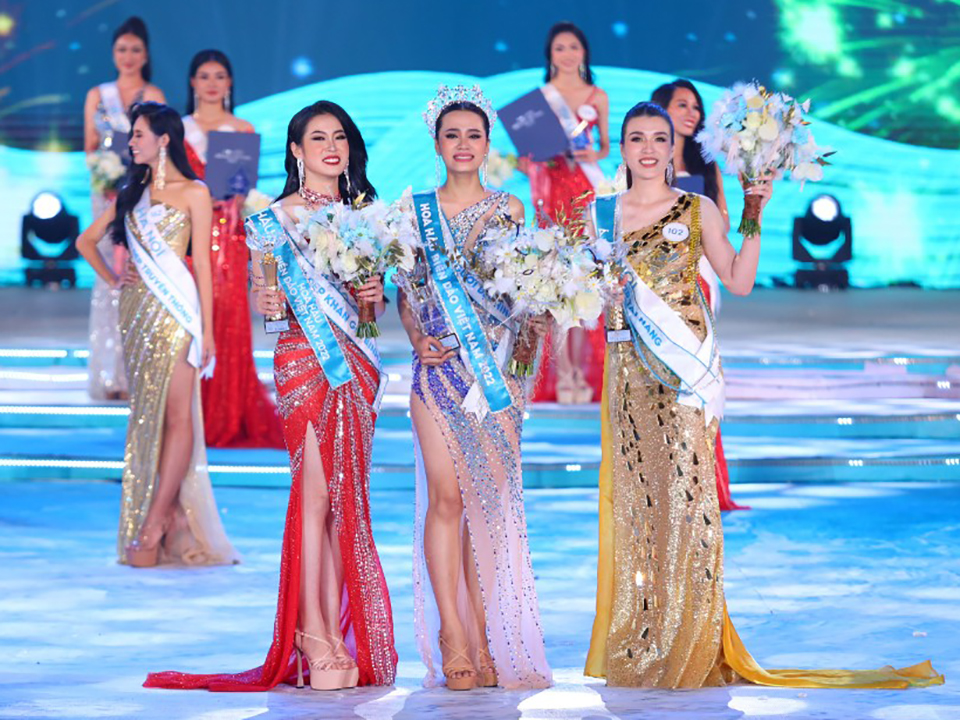 Đinh Như Phương bật khóc khi nhận vương miện Hoa hậu Biển Đảo Việt Nam 2022 giá trị 3,9 tỷ đồng - Ảnh 12.