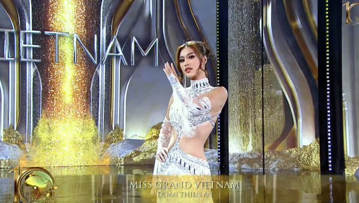 Bán kết Miss Grand International 2022: Đoàn Thiên Ân trình diễn trang phục cắt xẻ gợi cảm - Ảnh 3.