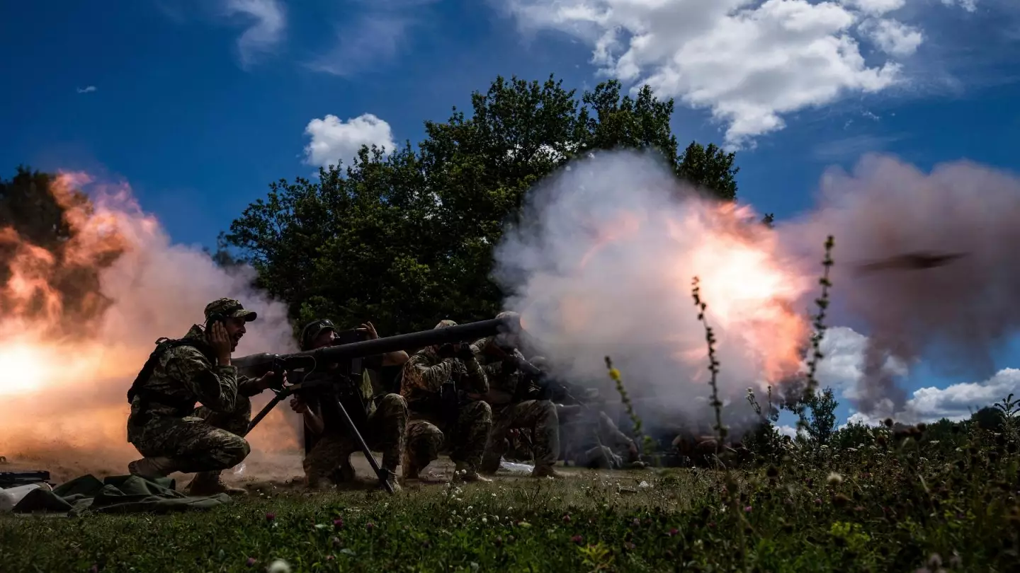 Ukraine tấn công cây cầu chiến lược ở Kherson, Nga củng cố 'pháo đài' phòng thủ sẵn sàng 'nghênh chiến' - Ảnh 1.