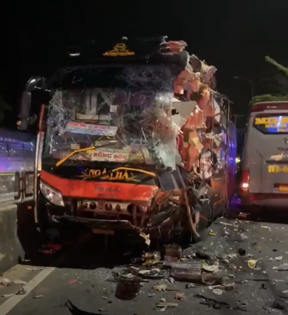 Bình Thuận: Tai nạn giao thông liên hoàn giữa 4 xe khách, nhiều người bị thương - Ảnh 1.