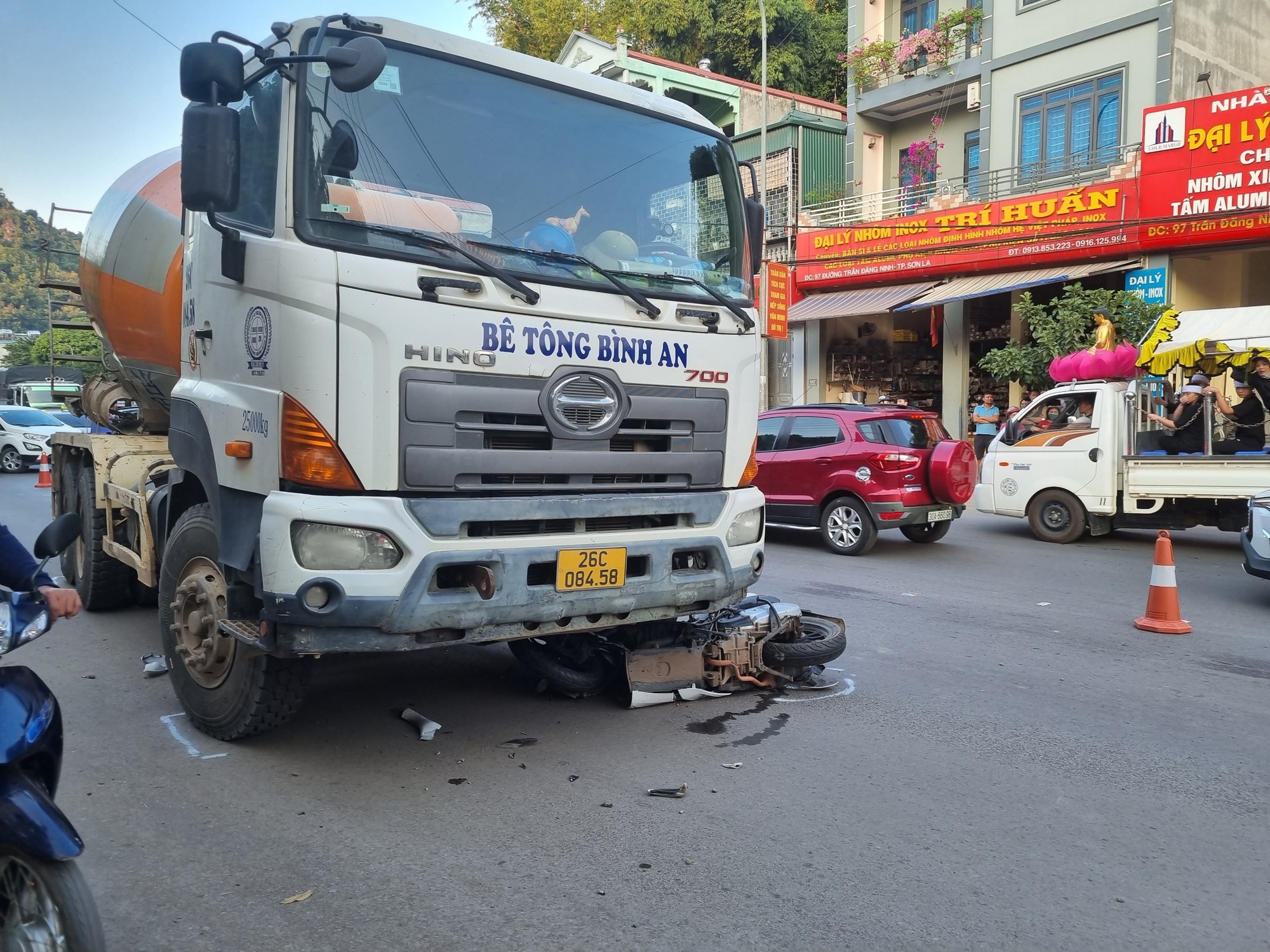 Sơn La: Xe máy va chạm xe bồn, 2 người tử vong - Ảnh 1.