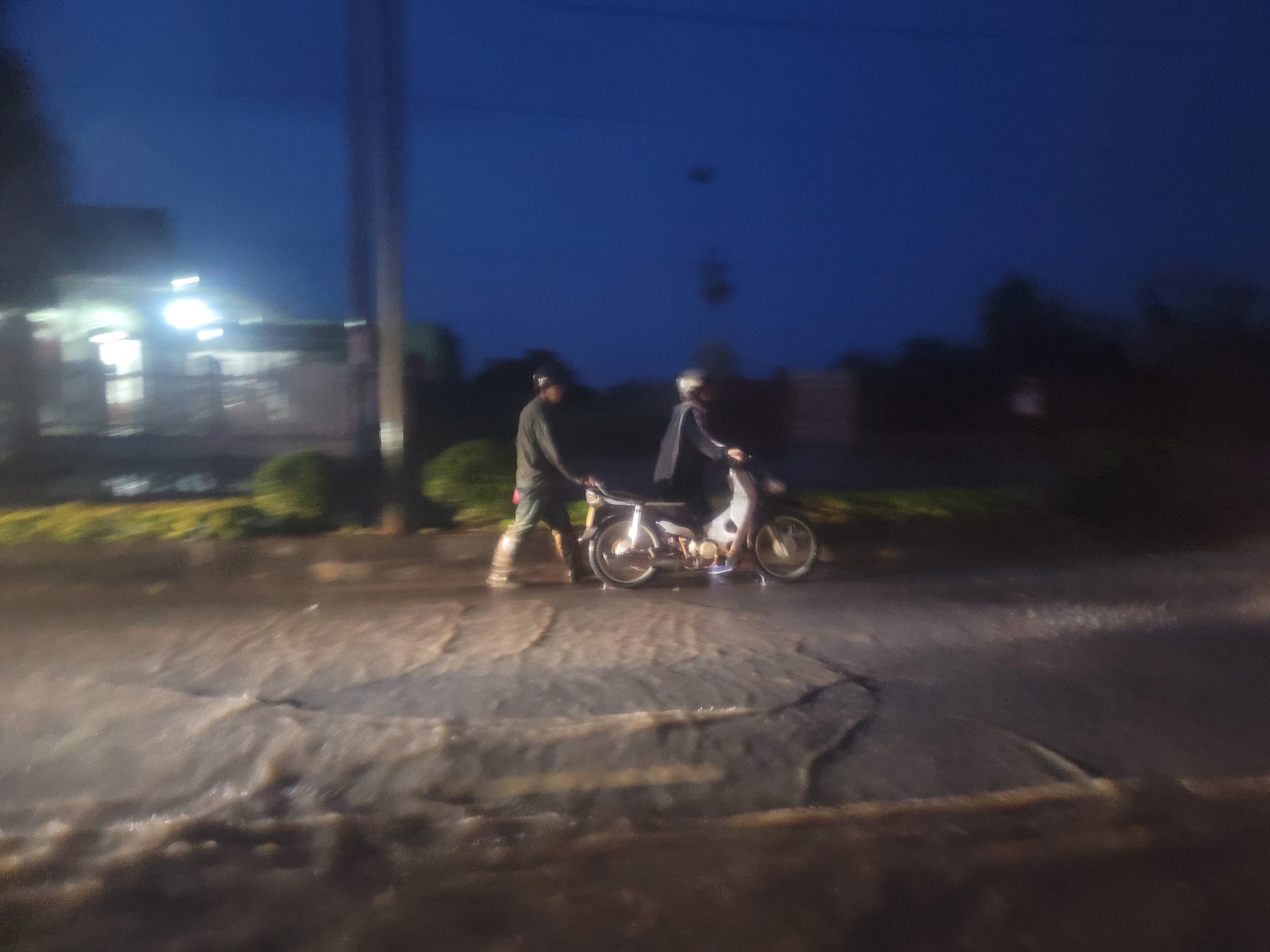 Quốc lộ 14 qua Kon Tum ngập sâu do mưa lớn, phương tiện lưu thông khó khăn - Ảnh 3.