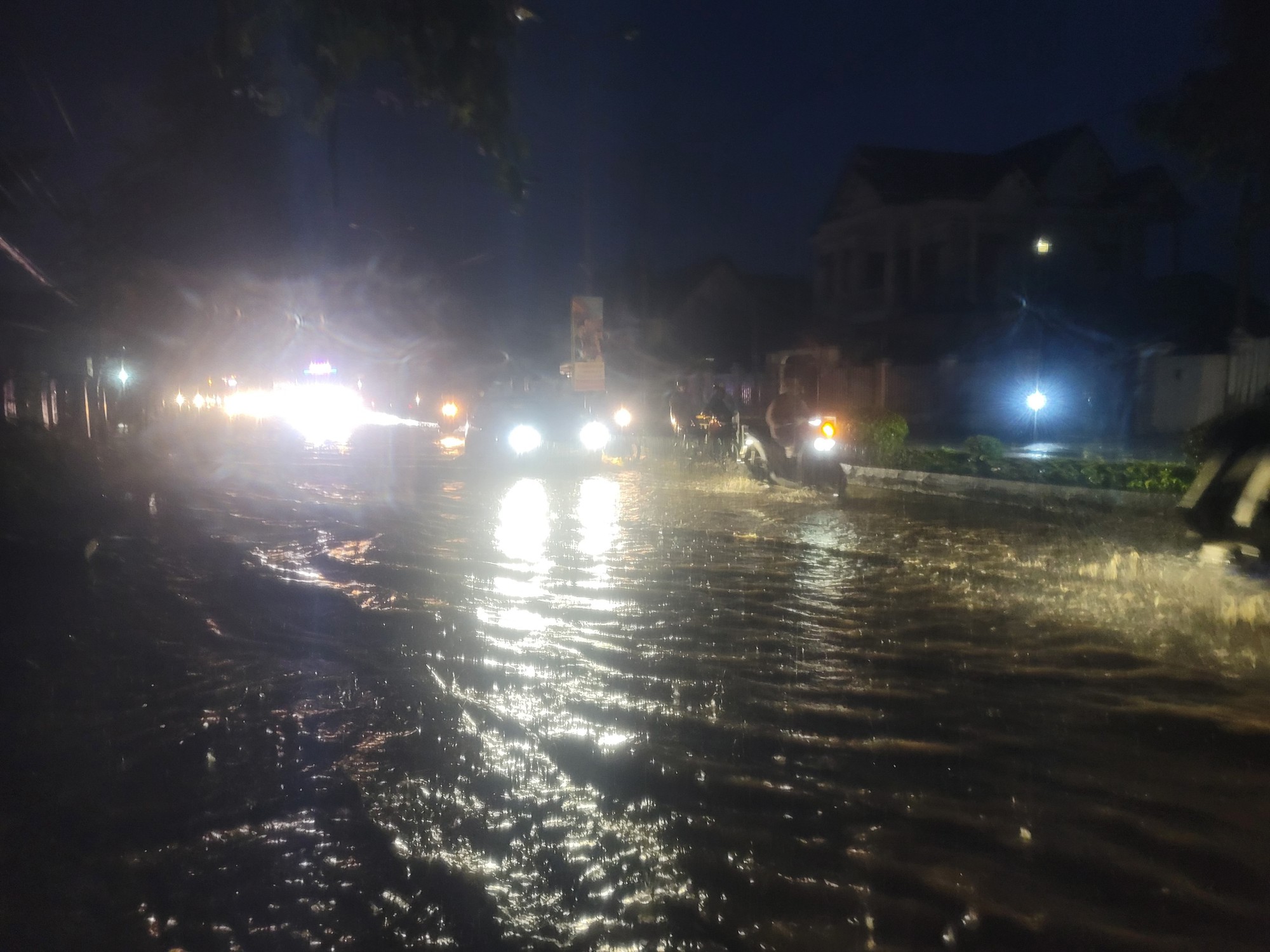 Quốc lộ 14 qua Kon Tum ngập sâu do mưa lớn, phương tiện lưu thông khó khăn - Ảnh 1.