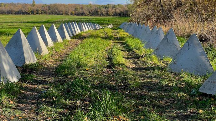 Chiến sự Ukraine: Phòng tuyến kỳ lạ của lính đánh thuê Wagner được xây dựng ở Lugansk, Belgorod  - Ảnh 1.