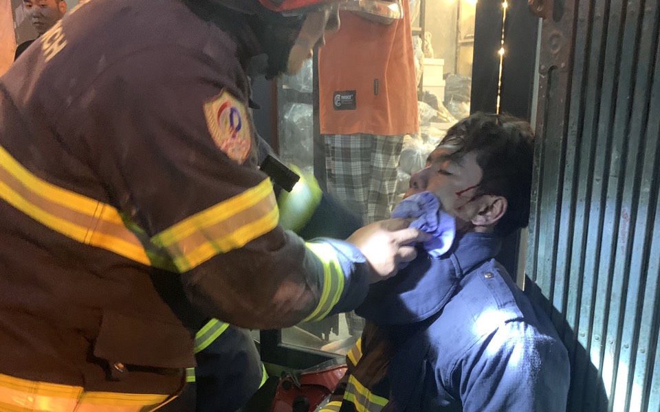 Xúc động cảnh cứu 11 người mắc kẹt trong đám cháy ở quận Cầu Giấy