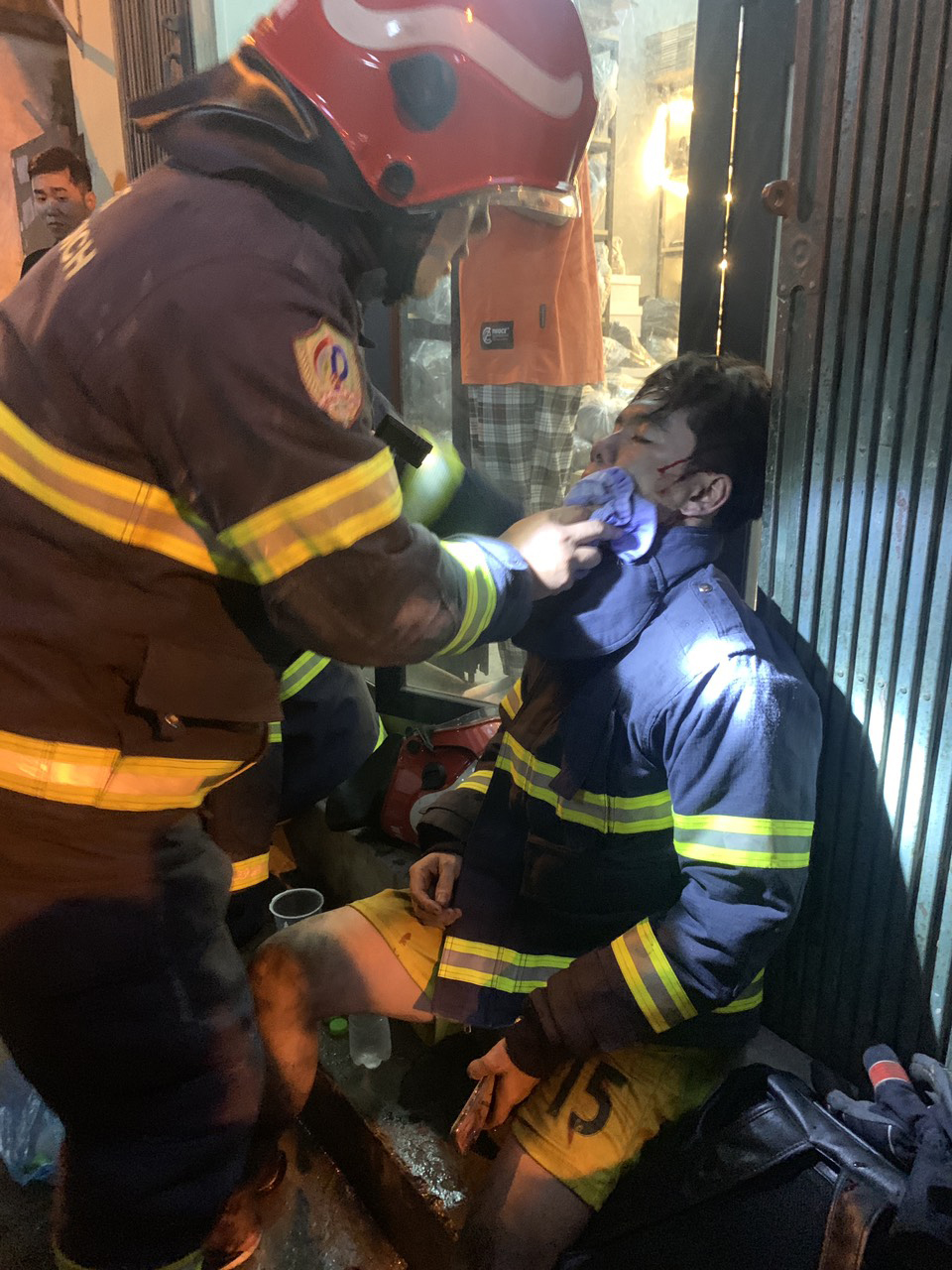 Hình ảnh xúc động khi cảnh sát PCCC cứu 11 người mắc kẹt trong đám cháy ở quận Cầu Giấy - Ảnh 6.