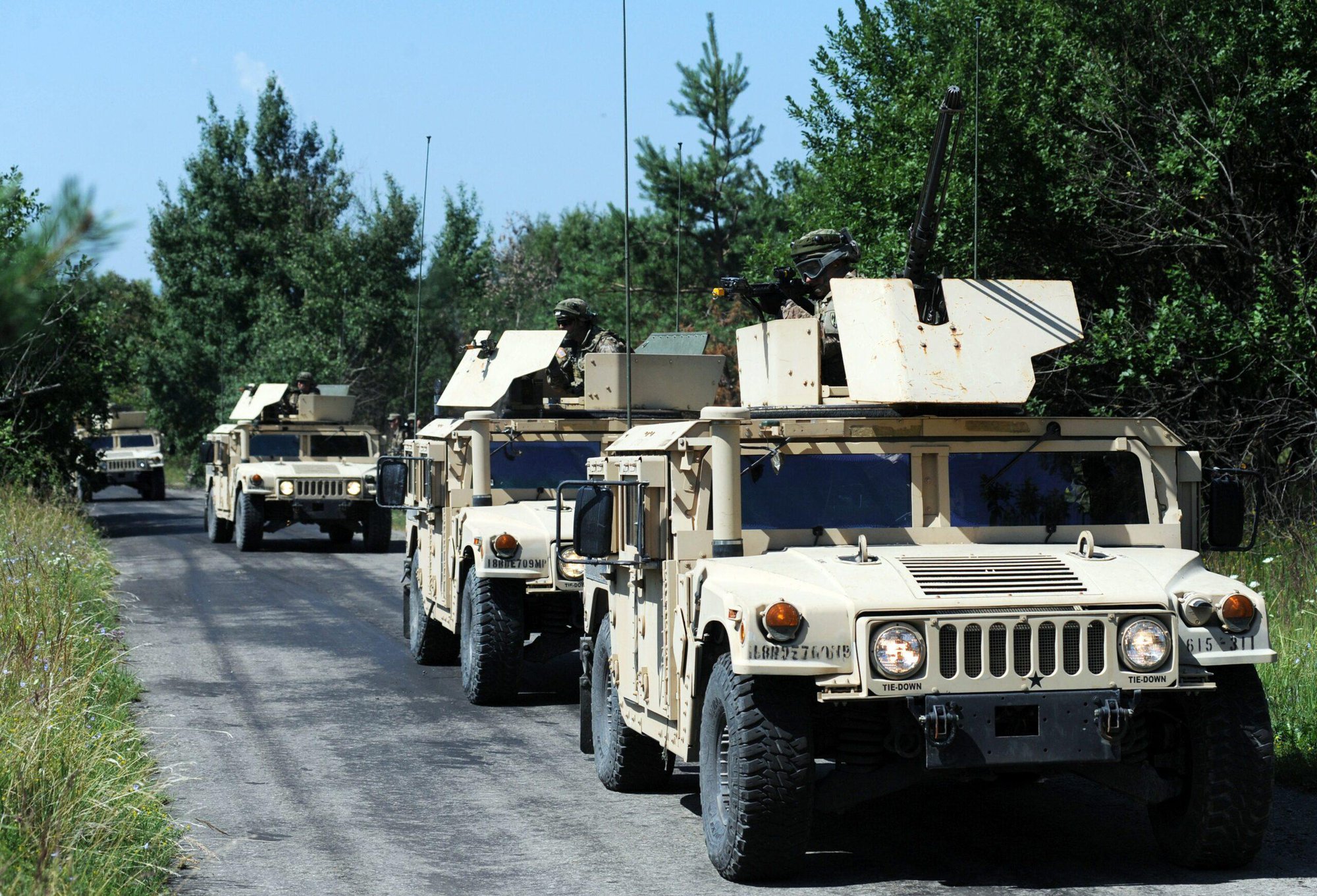 Hình ảnh Ukraine nhận loạt thiết giáp Humvee Mỹ - Ảnh 8.