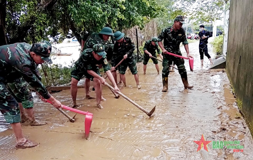 Cán bộ, chiến sĩ lội nước, dầm mưa giúp dân trong lũ - Ảnh 6.