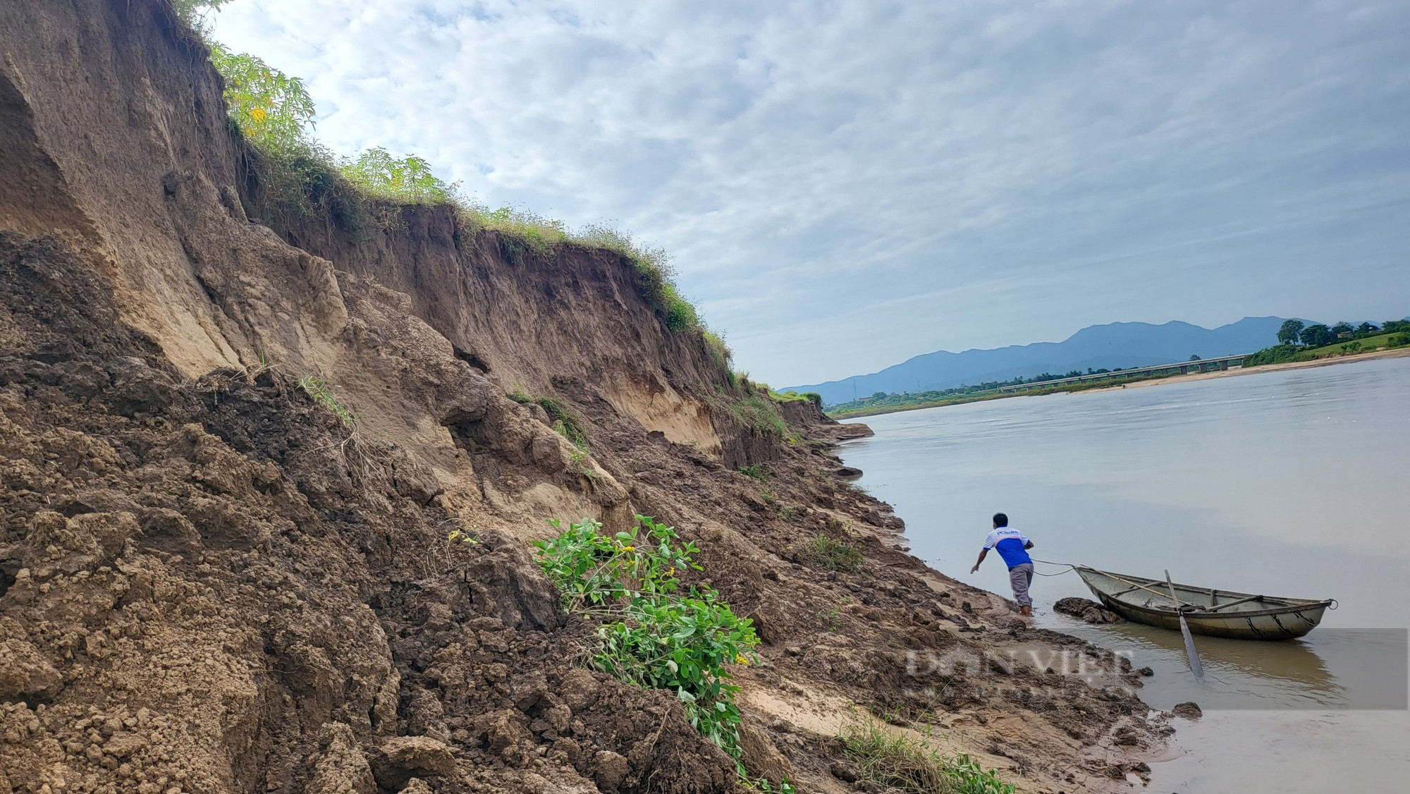 Gia Lai: Bờ sông Ba bị sạt lở nặng, đất sản xuất bị &quot;hà bá&quot; cuốn trôi - Ảnh 1.