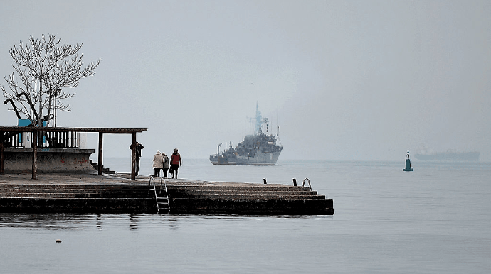 Nga điều 6 tàu đến gần Crimea, 16 tên lửa hành trình Kalibr ở chế độ chờ - Ảnh 1.