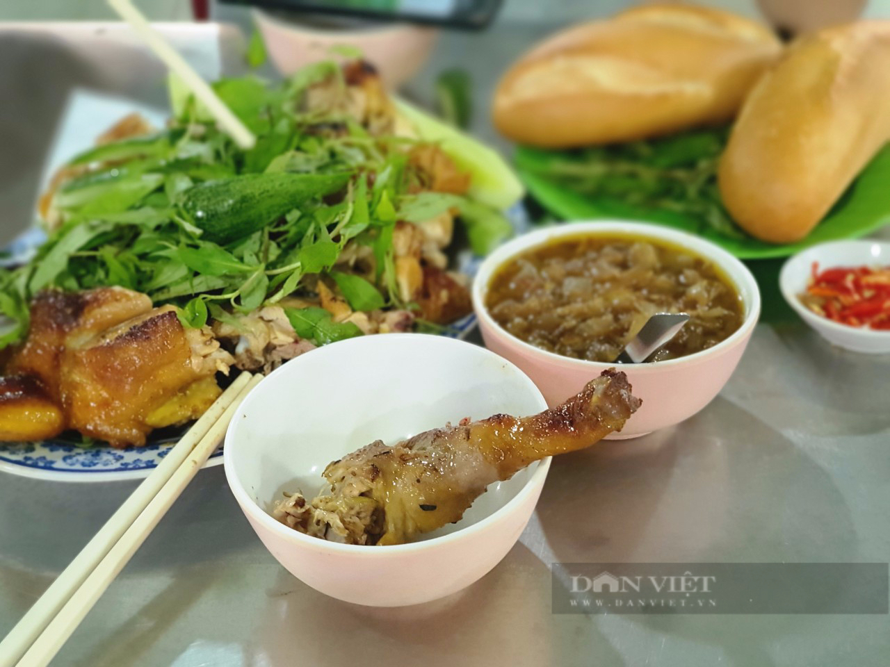 Sài Gòn quán: Không ngại đường xa, cuối tuần qua Thanh Đa ăn gà nướng ngon nức tiếng - Ảnh 1.