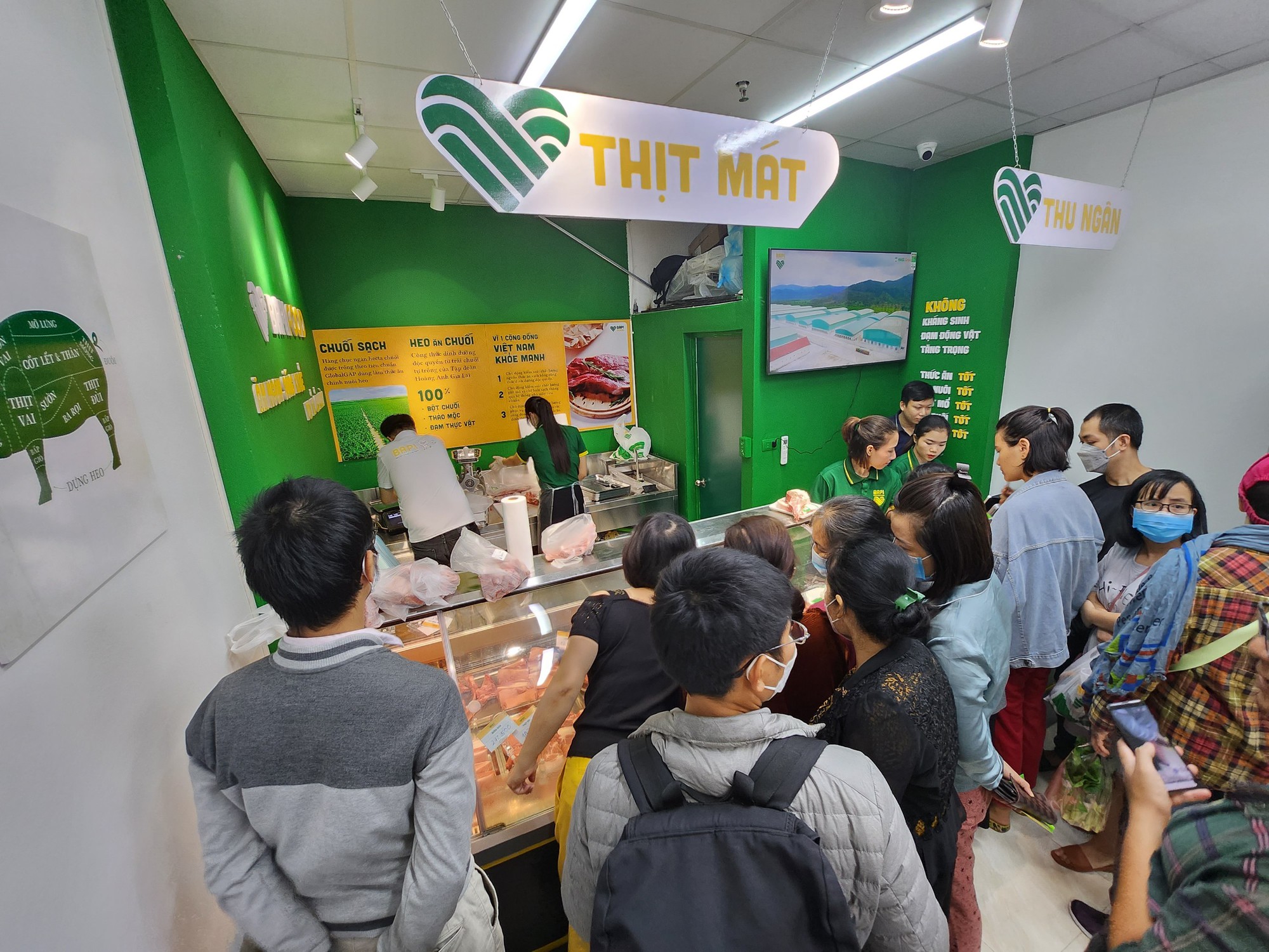 Bầu Đức mở cửa hàng thịt heo ăn chuối tại Hà Nội, chị em tíu tít xếp hàng mua hết veo - Ảnh 4.