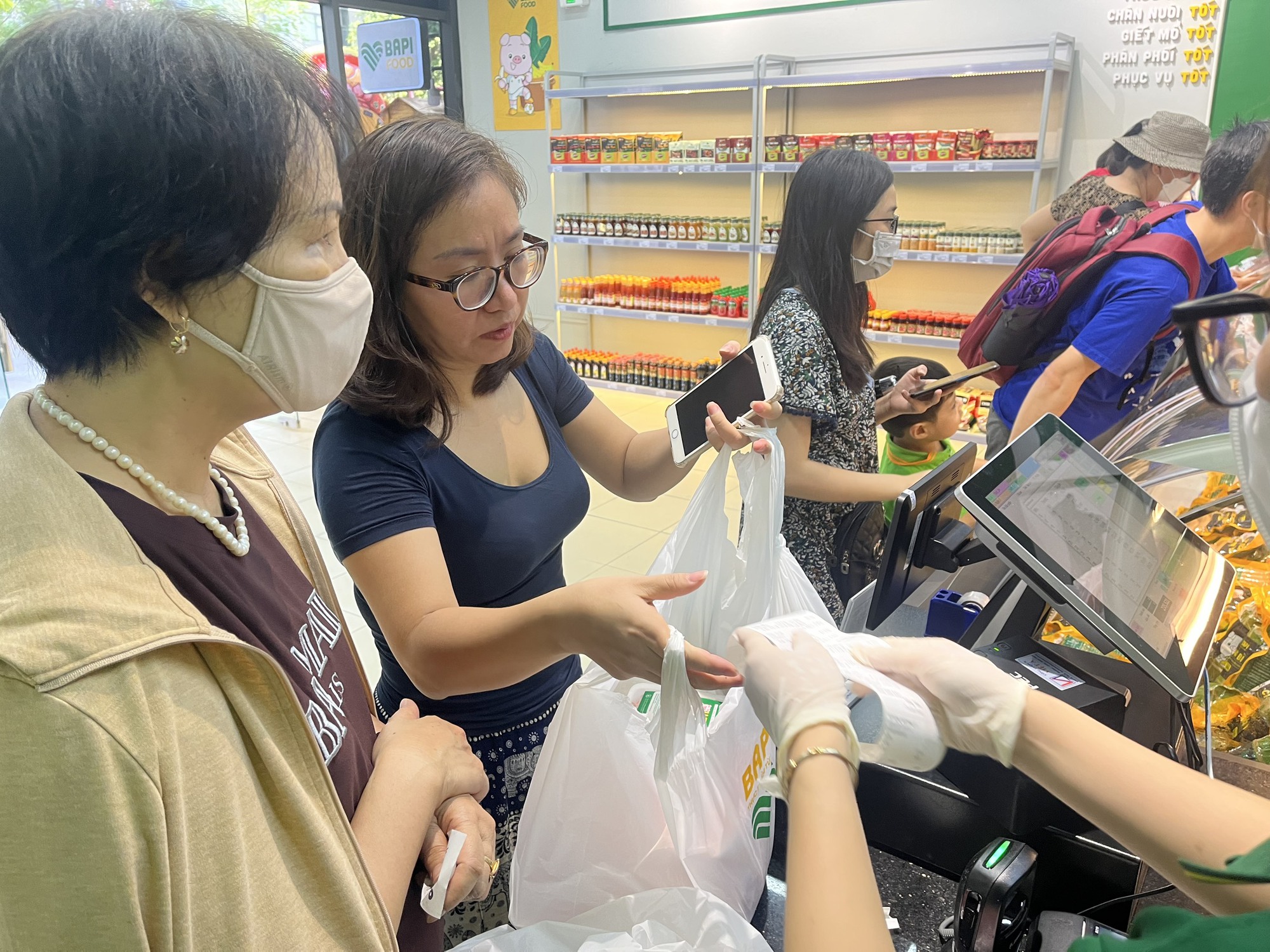 Bầu Đức mở cửa hàng thịt heo ăn chuối tại Hà Nội, chị em tíu tít xếp hàng mua hết veo - Ảnh 2.