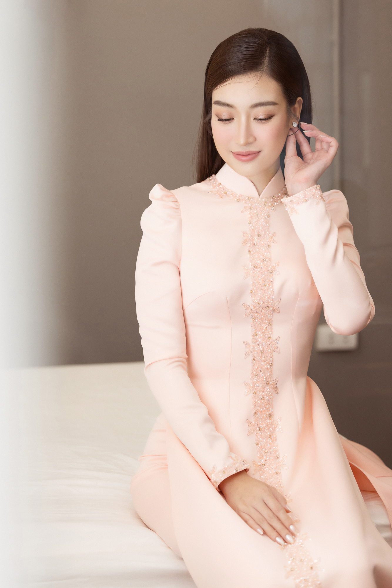 Đỗ Mỹ Linh mặc áo dài xinh đẹp như nàng thơ trong ngày cưới - Ảnh 5.