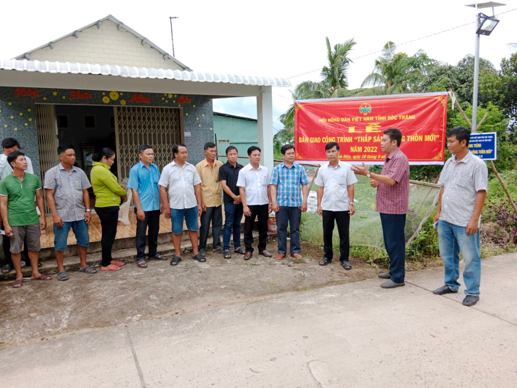 Đường nông thôn mới ở nơi này của Sóc Trăng ban đêm sáng đèn, dân đi lại an toàn, xóm làng thêm đẹp - Ảnh 1.