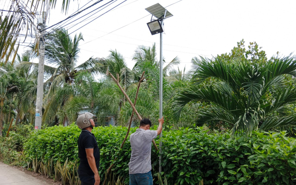 Đường nông thôn mới ở nơi này của Sóc Trăng ban đêm sáng đèn, dân đi lại an toàn, xóm làng thêm đẹp