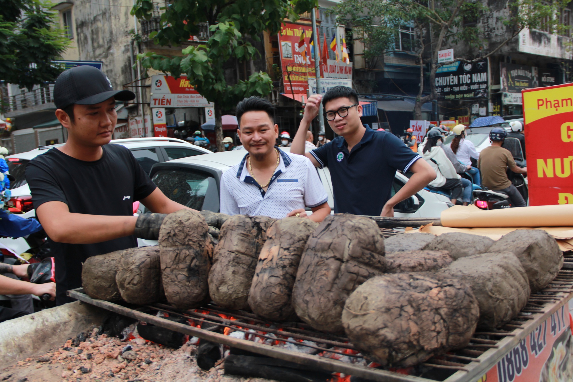 Ẩm thực Hà Nội: Độc đáo với gà &quot;tắm&quot; thảo mộc, bọc đất sét, chủ quán bán trăm con mỗi ngày - Ảnh 1.