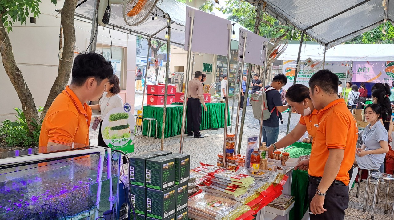 Phiên chợ thực phẩm đặc biệt giữa trung tâm TP HCM - Ảnh 2.