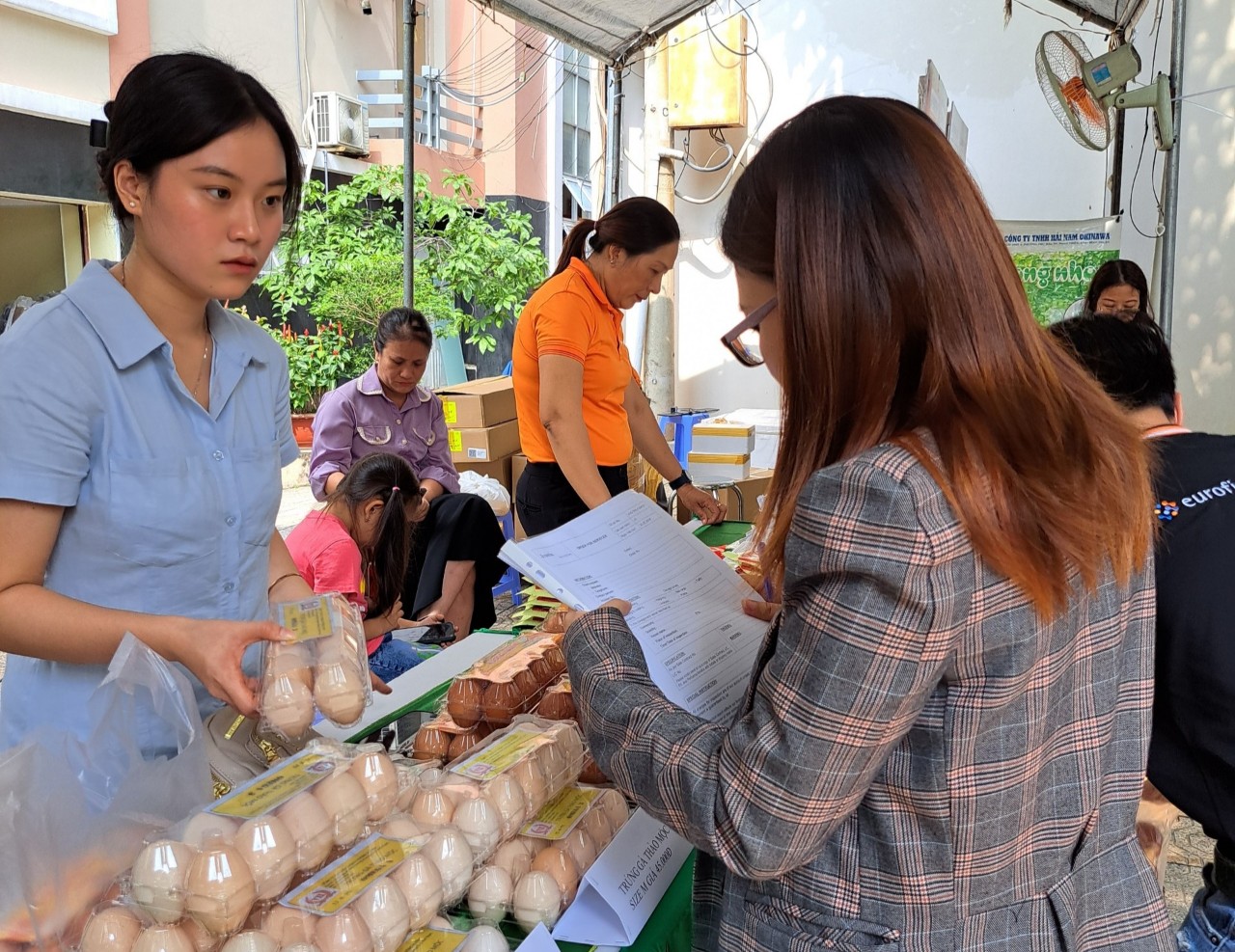 Phiên chợ thực phẩm đặc biệt giữa trung tâm TP HCM - Ảnh 6.