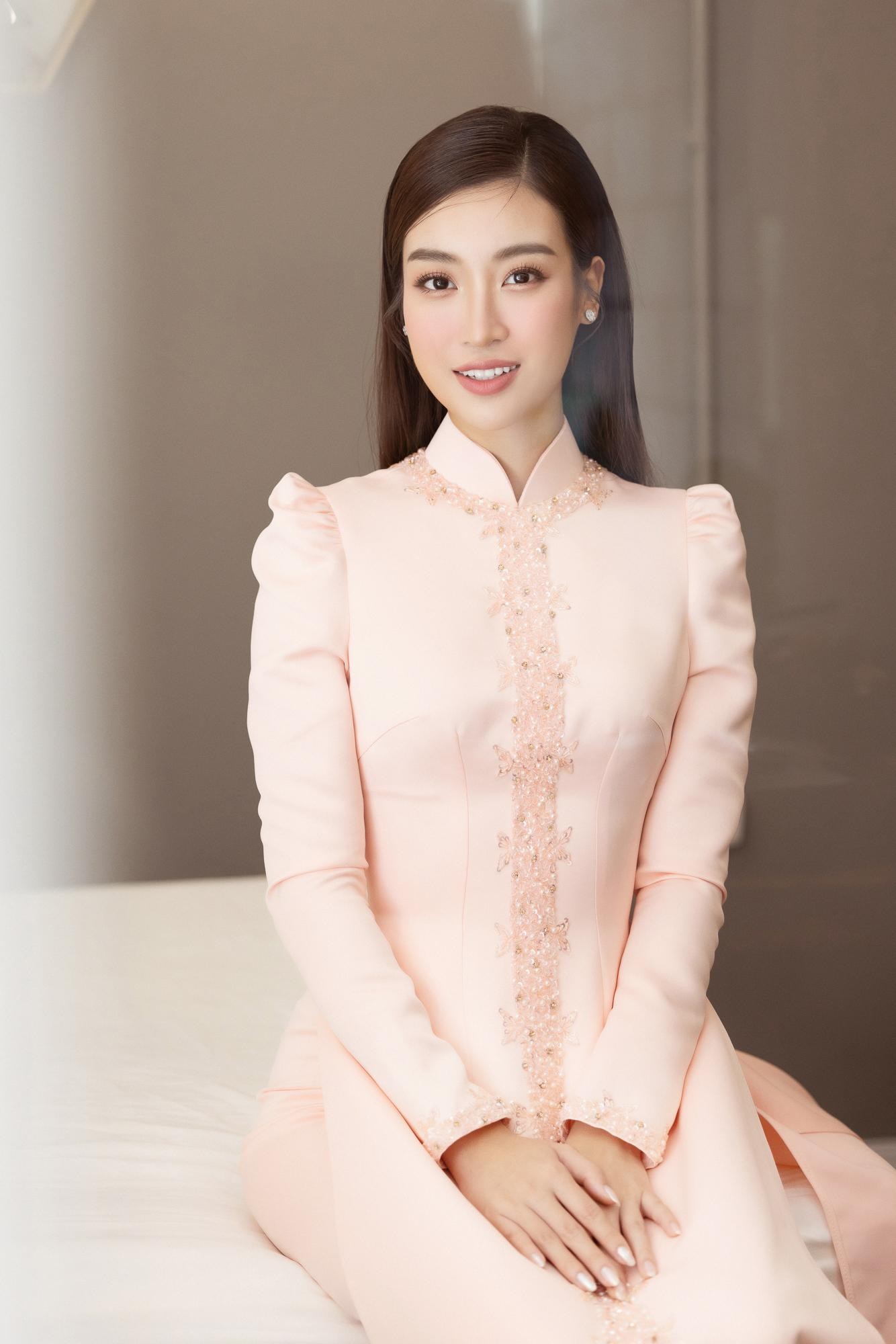 Đỗ Mỹ Linh mặc áo dài xinh đẹp như nàng thơ trong ngày cưới - Ảnh 1.