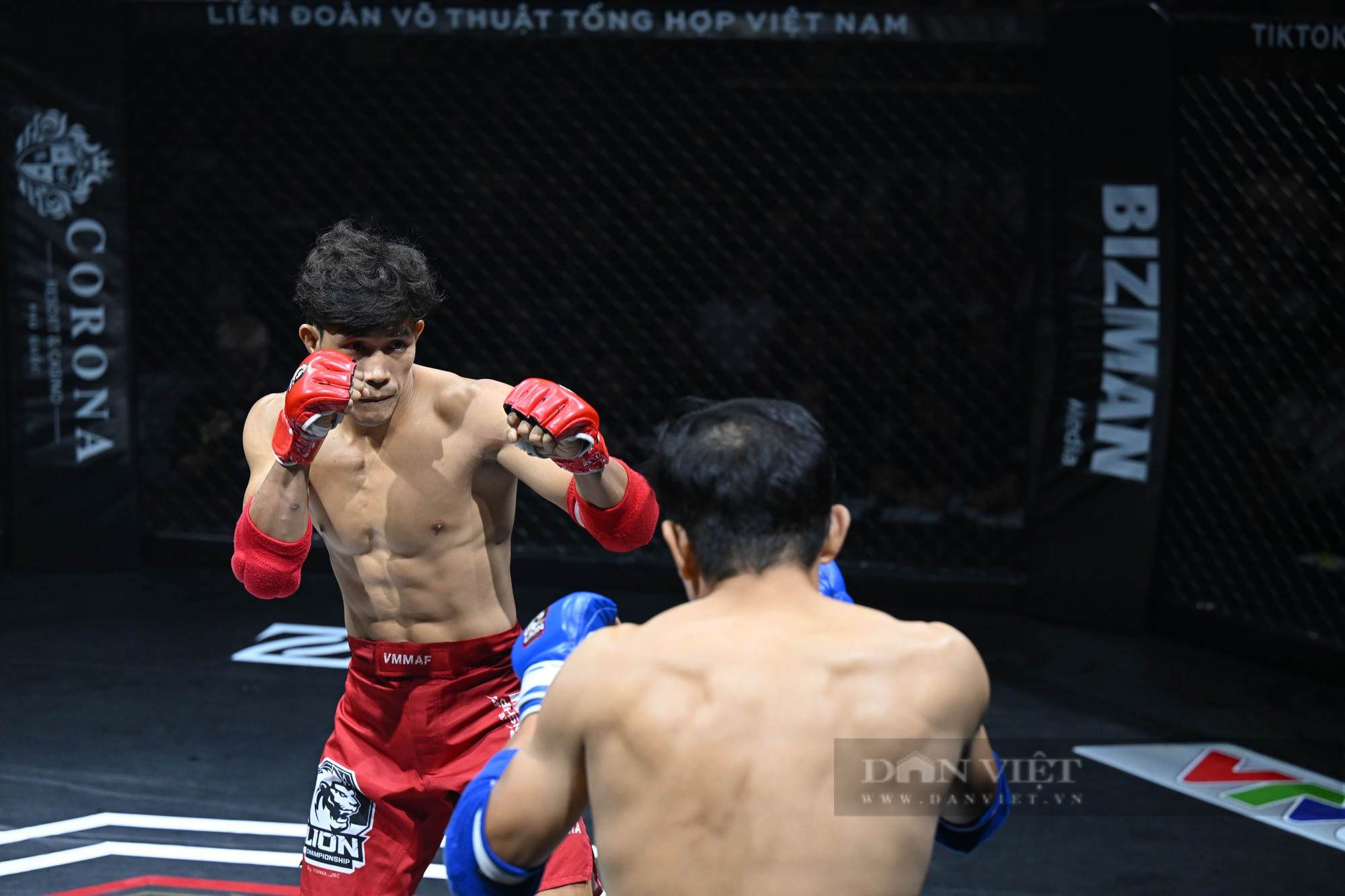 Nguyễn Trần Duy Nhất hạ knock-out đối thủ tại trận bán kết MMA Việt Nam - Ảnh 1.