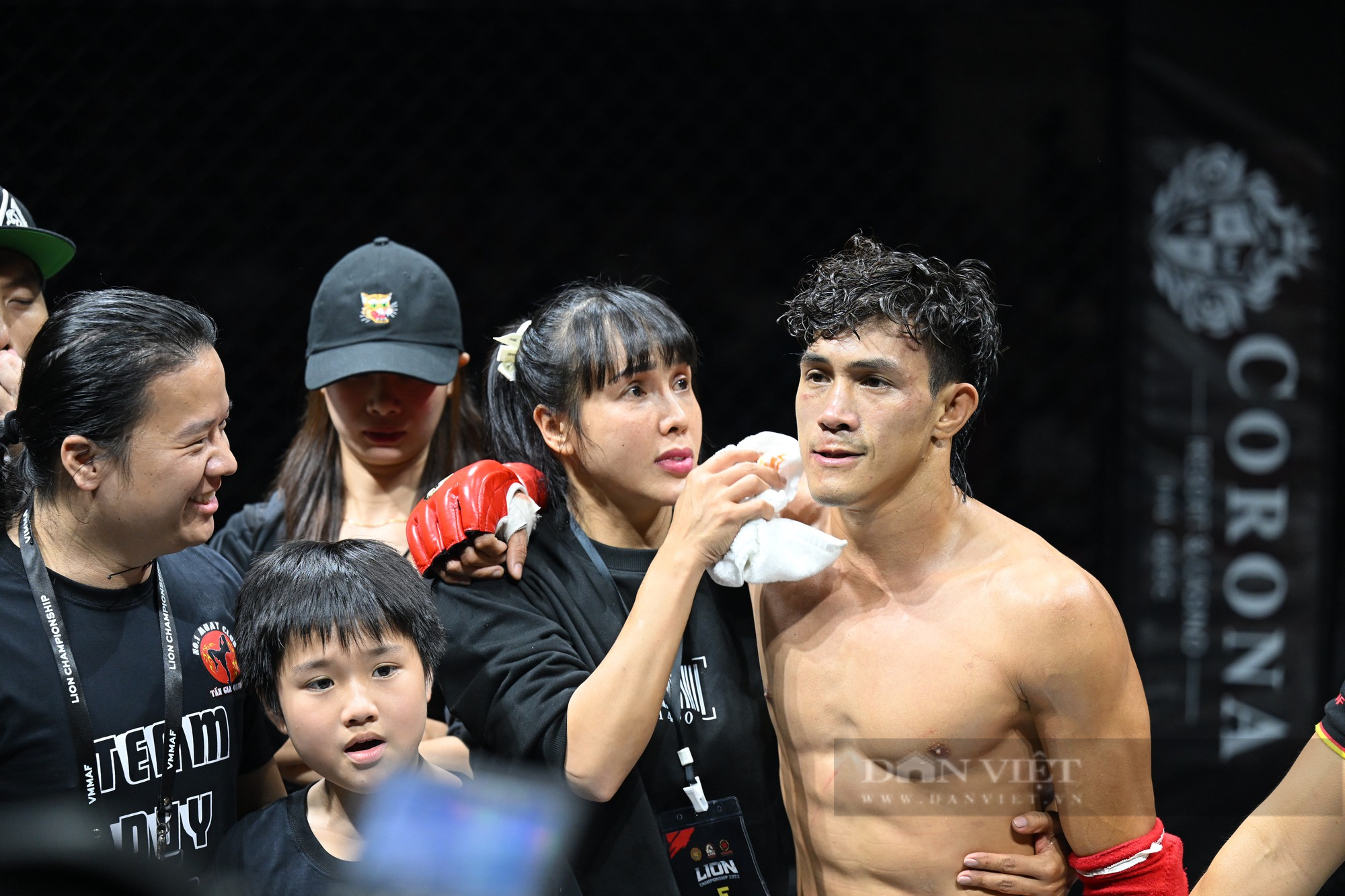 Nguyễn Trần Duy Nhất hạ knock-out đối thủ tại trận bán kết MMA Việt Nam - Ảnh 4.