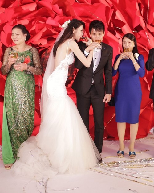 Những chiếc váy cưới táo bạo nhất của cô dâu VBiz: Diệu Nhi không ngại cắt xẻ, Phương Nga diện thiết kế croptop phá cách - Ảnh 9.