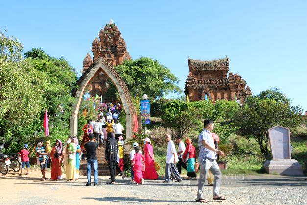 Ninh Thuận: Hàng ngàn người Chăm mang lễ vật dâng cúng tại tháp Chàm PôKlong Grai để vui hội Katê 2022 - Ảnh 1.