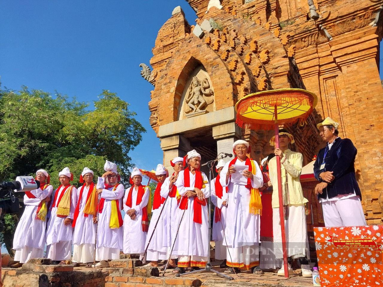 Ninh Thuận: Hàng ngàn người Chăm mang lễ vật dâng cúng tại tháp Chàm PôKlong Grai để vui hội Katê 2022 - Ảnh 2.