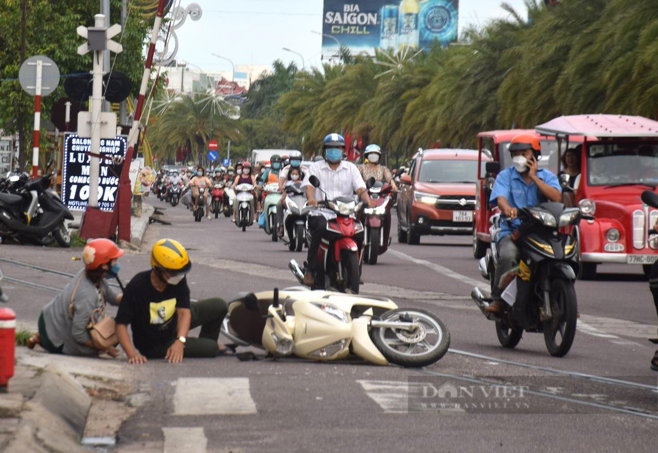 Bình Định: Sạt núi cửa ngõ trung tâm Quy Nhơn, hơn 1 năm rào chắn… mới duyệt 'chủ trương khắc phục' - Ảnh 1.