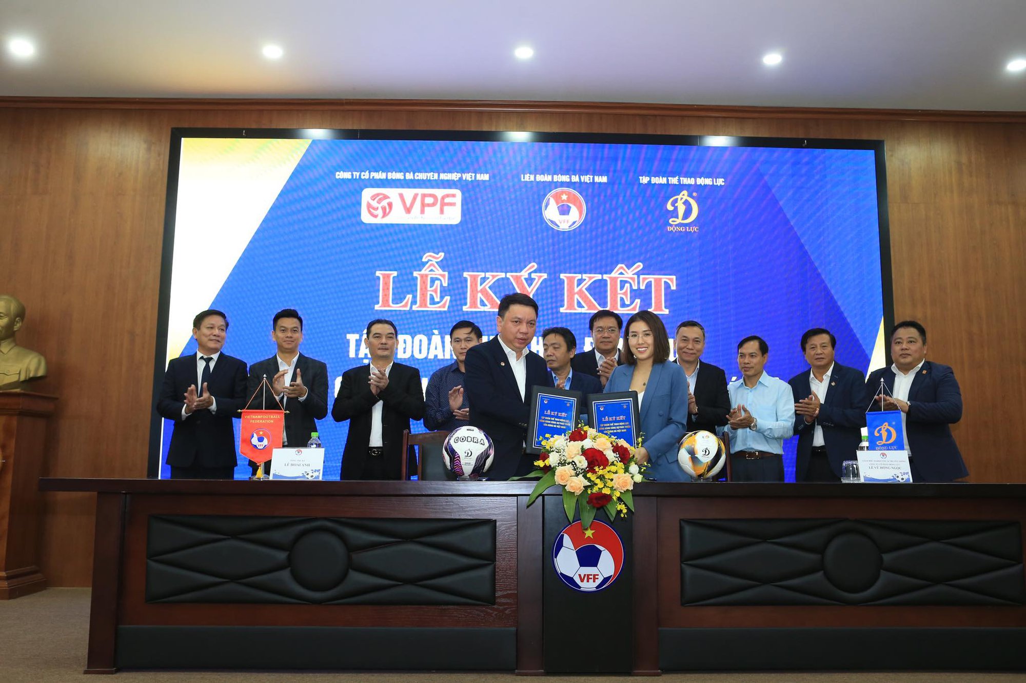 Bóng đá Việt Nam nhận gói tài trợ gần 100 tỉ đồng - Ảnh 1.