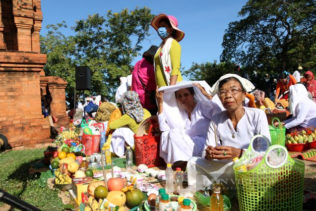 Ninh Thuận: Hàng ngàn người Chăm mang lễ vật dâng cúng tại tháp Chàm PôKlong Grai để vui hội Katê 2022 - Ảnh 3.