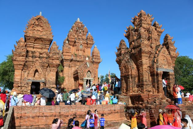 Ninh Thuận: Hàng ngàn người Chăm mang lễ vật dâng cúng tại tháp Chàm PôKlong Grai để vui hội Katê 2022 - Ảnh 5.