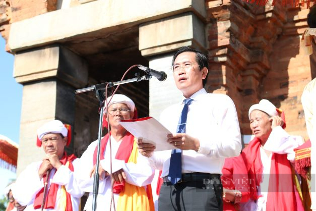 Ninh Thuận: Hàng ngàn người Chăm mang lễ vật dâng cúng tại tháp Chàm PôKlong Grai để vui hội Katê 2022 - Ảnh 4.