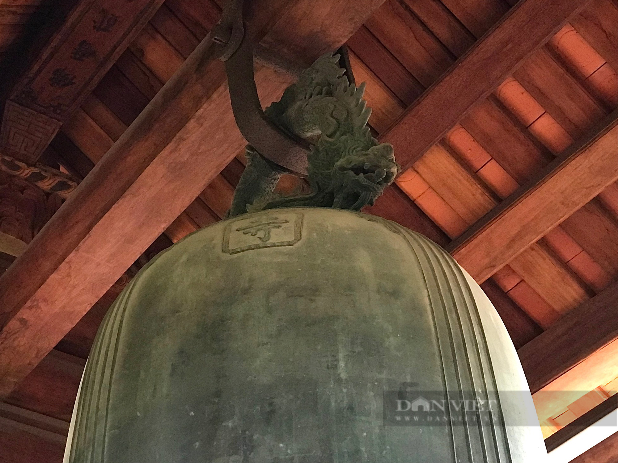 Cận cảnh &quot;báu vật&quot; 700 tuổi bên trong ngôi chùa cổ ven sông Hồng - Ảnh 6.